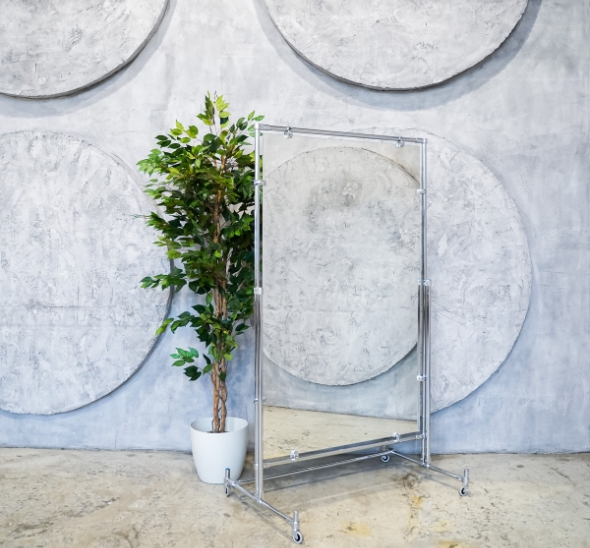 Зеркало напольное на колёсах