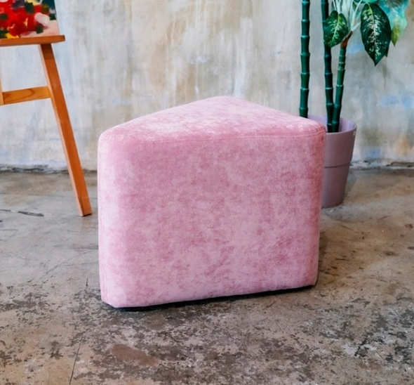 Пуфик треугольный Бледно-розовый