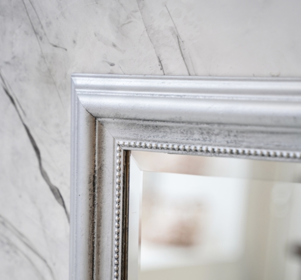 Напольное зеркало в серебристой раме