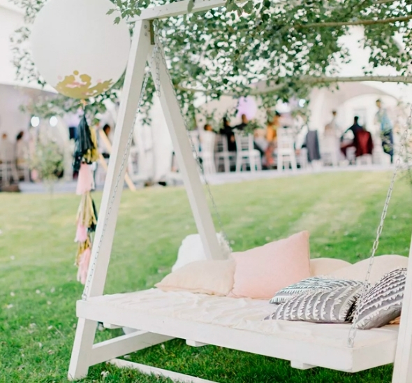 Качели белого цвета