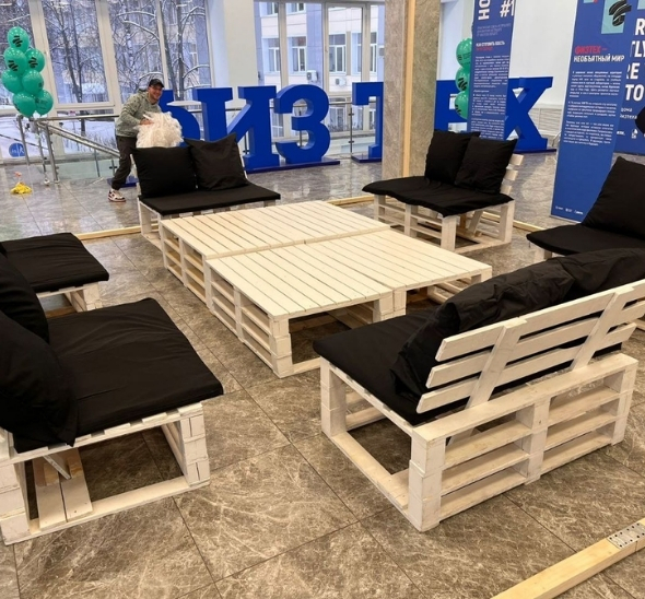 Диван из паллет двухместный