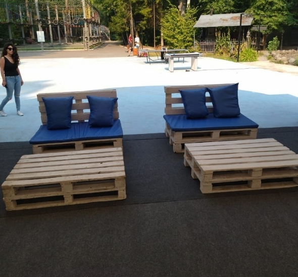 Диван из обожжённых паллет