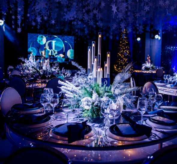 Стул Louis чёрного цвета с серой обивкой