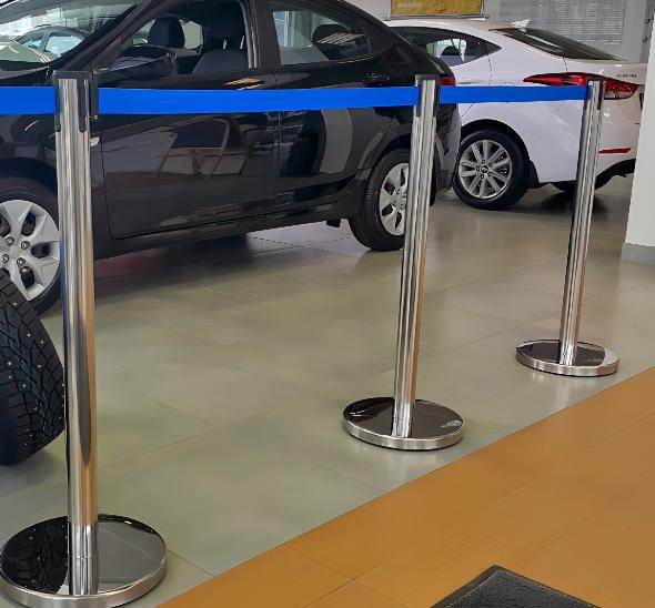 Столбик для ограждения с лентой