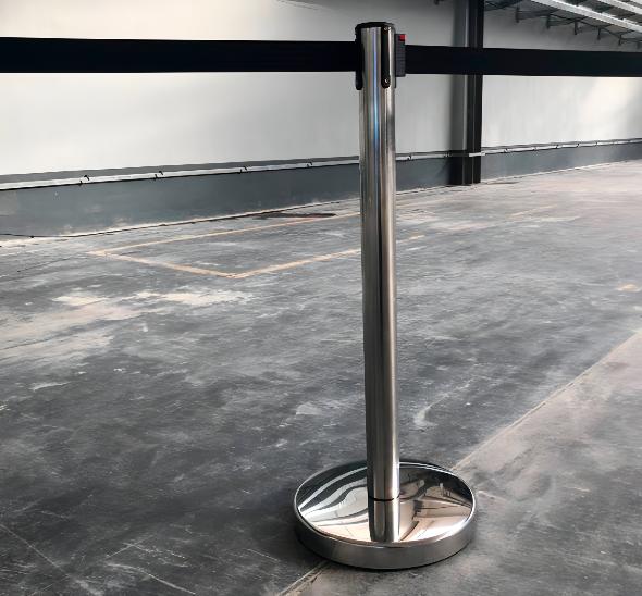 Столбик для ограждения с лентой