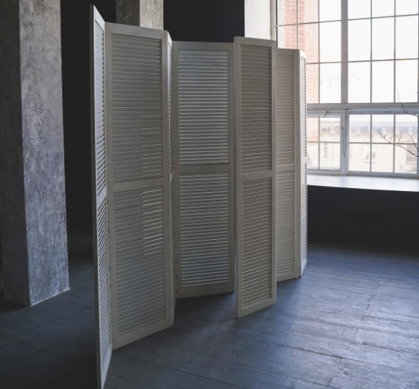 Ширма деревянная белого цвета