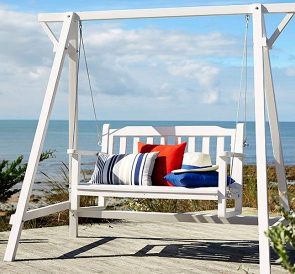 Качели синего цвета