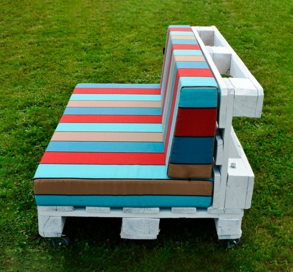 Двухместный диван White с разноцветными подушками