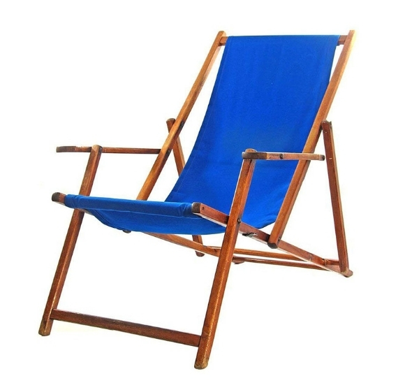 Синий шезлонг