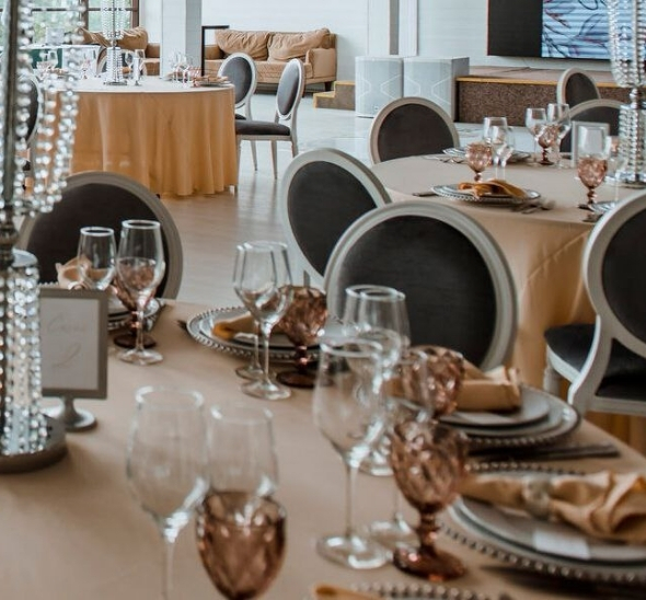 Стул Louis белого цвета с серой бархатной обивкой