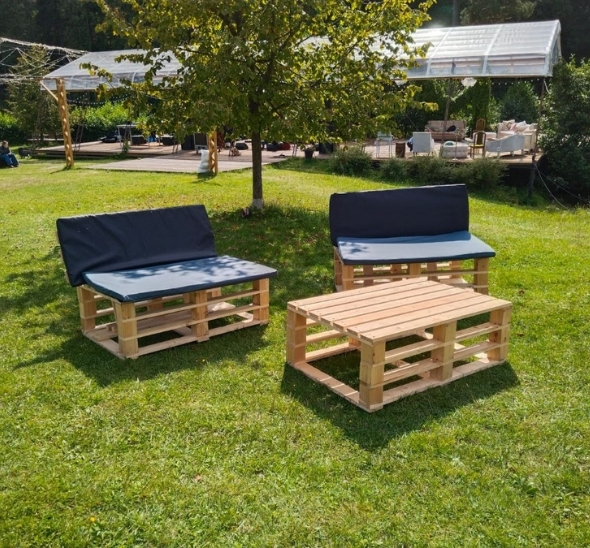 Диван из паллет двухместный