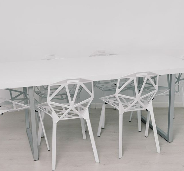 Стол для переговоров белый