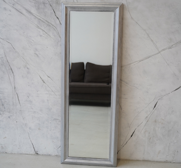 Напольное зеркало в серебристой раме