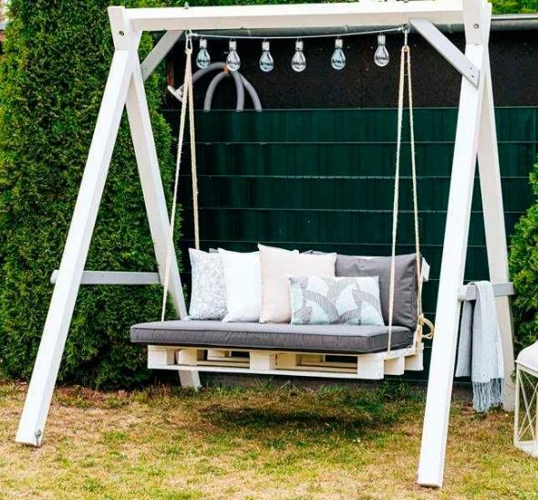 Качели белого цвета