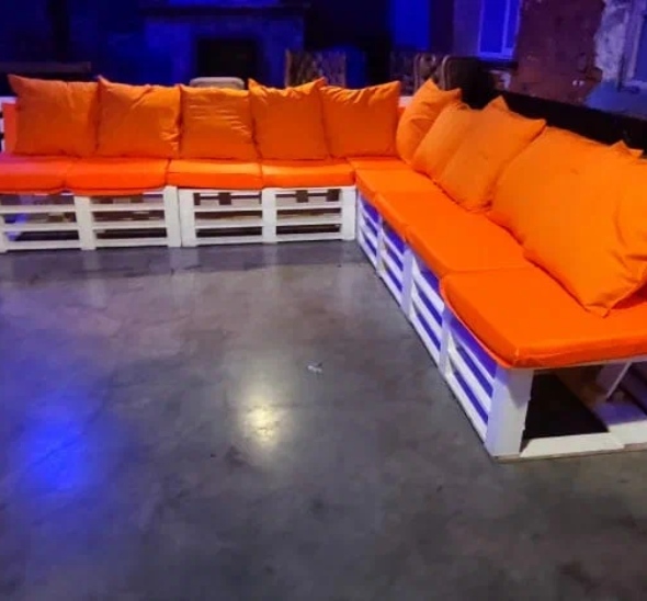 Угловой белый диван из паллет