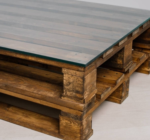 Обожжённый стол из паллет журнальный