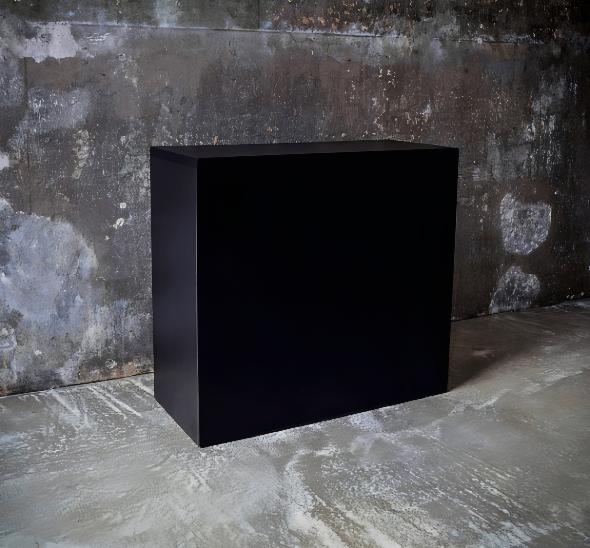 Чёрная стойка ресепшн