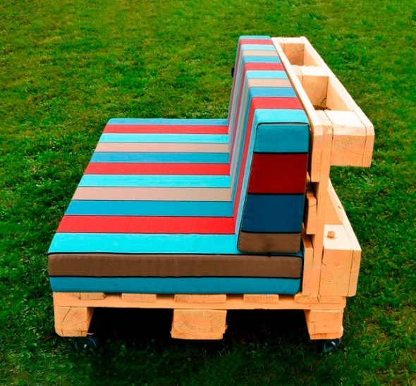 Двухместный диван Wood с разноцветными подушками