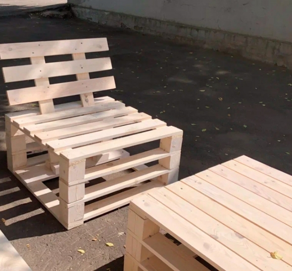 Белое кресло из поддонов