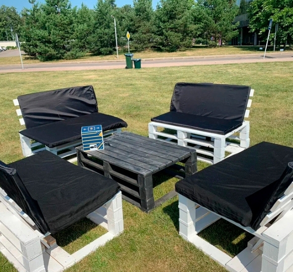 Двухместный диван White с серыми подушками