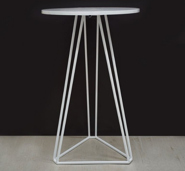 Фуршетный столик с треугольным основанием