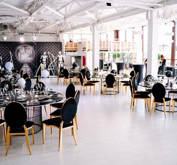 Стул Laval Gold с обивкой из чёрного бархата