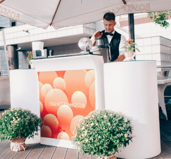 Барная стойка с коктейльными столами