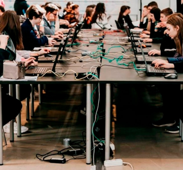 Квадратный стол в стиле Лофт